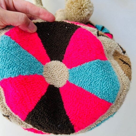 Hand punch needles Wayuu bucket bag in floral design - Picture 3 of 5